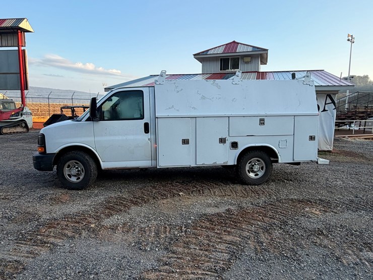 #4554-•-2015-chevrolet-express-work-van-image-2