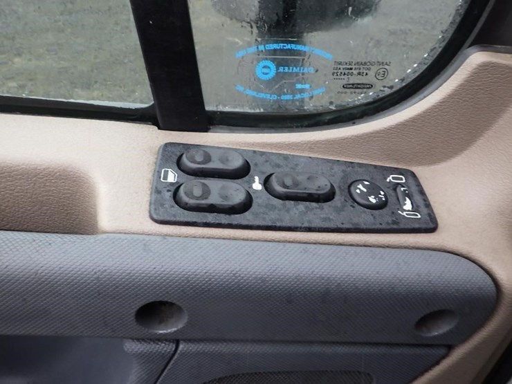 2018-freightliner-cascadia-3-axle-sleeper-truck-image-28