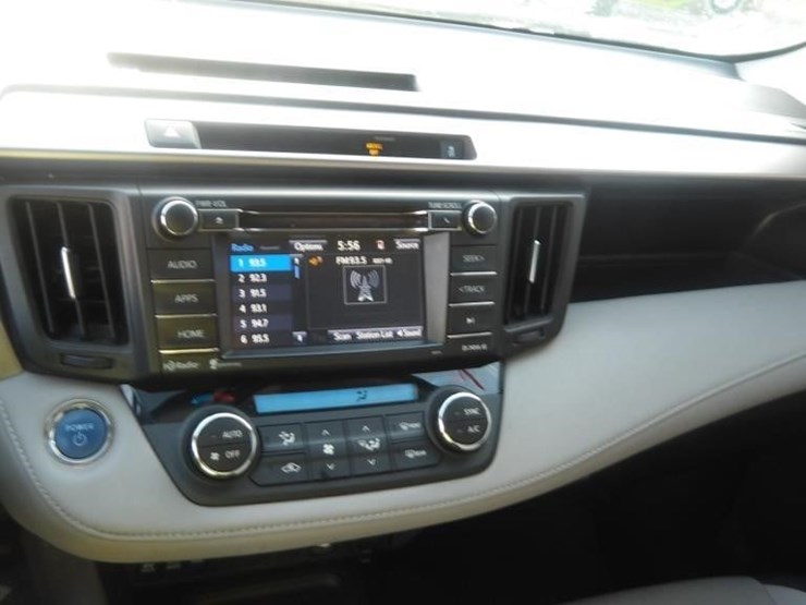 2016-toyota-rav4-xle-image-19