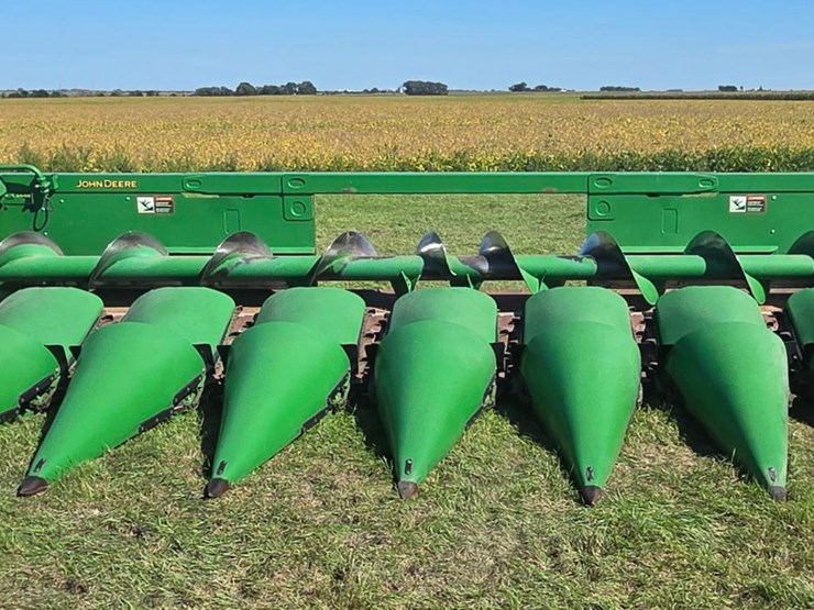 2014-john-deere-608c-corn-head-image-2
