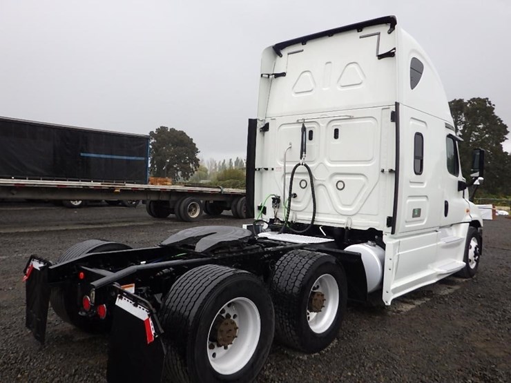 2018-freightliner-cascadia-3-axle-sleeper-truck-image-5