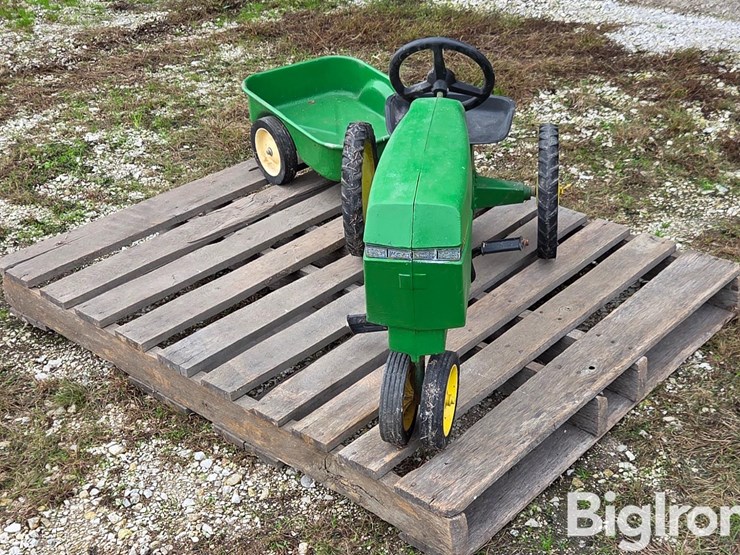 john-deere-pedal-tractor-image-3