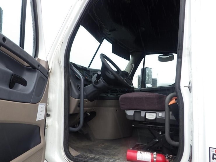 2018-freightliner-cascadia-3-axle-sleeper-truck-image-27