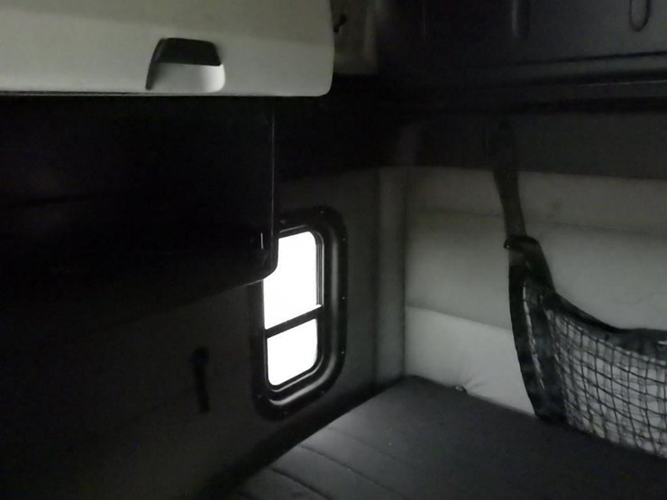 2019-freightliner-cascadia-3-axle-sleeper-truck-image-34