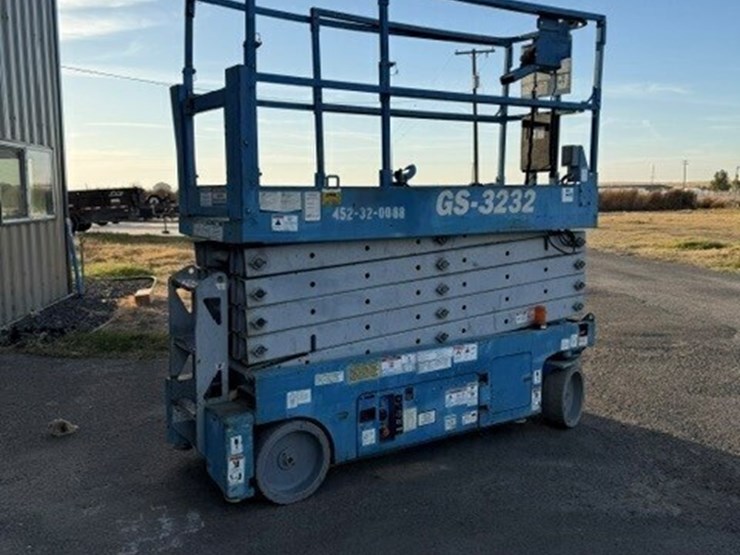 2011-genie-gs-3232-scissor-lift-image-14