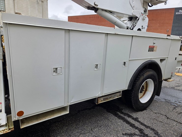 #1-•-2004-freightliner-bucket-truck-/-vin:-1vachdc04hn09591-/-35,152-miles-image-10