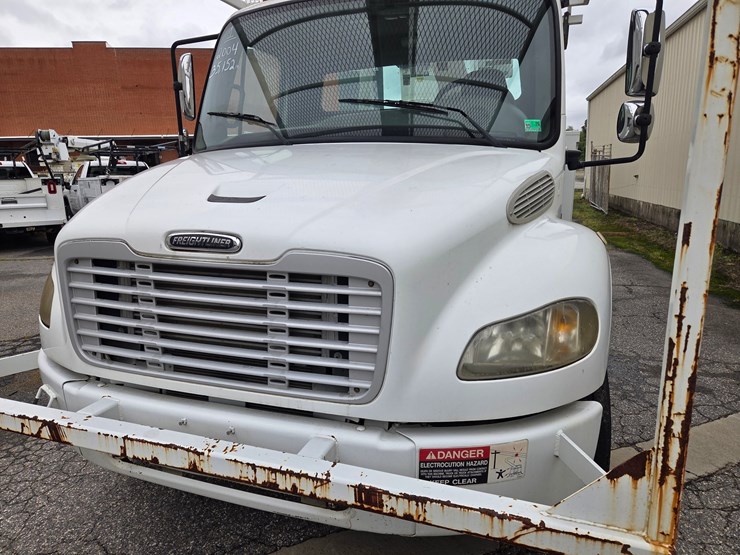 #1-•-2004-freightliner-bucket-truck-/-vin:-1vachdc04hn09591-/-35,152-miles-image-4