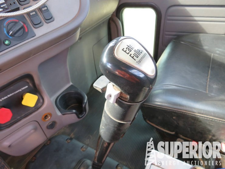 2015-peterbilt-389-t/a-glider-winch-tractor-w/day-cab-image-11