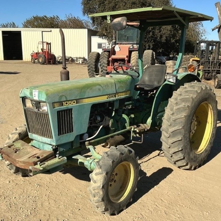 JOHN DEERE 1050 Tractor, MFWD