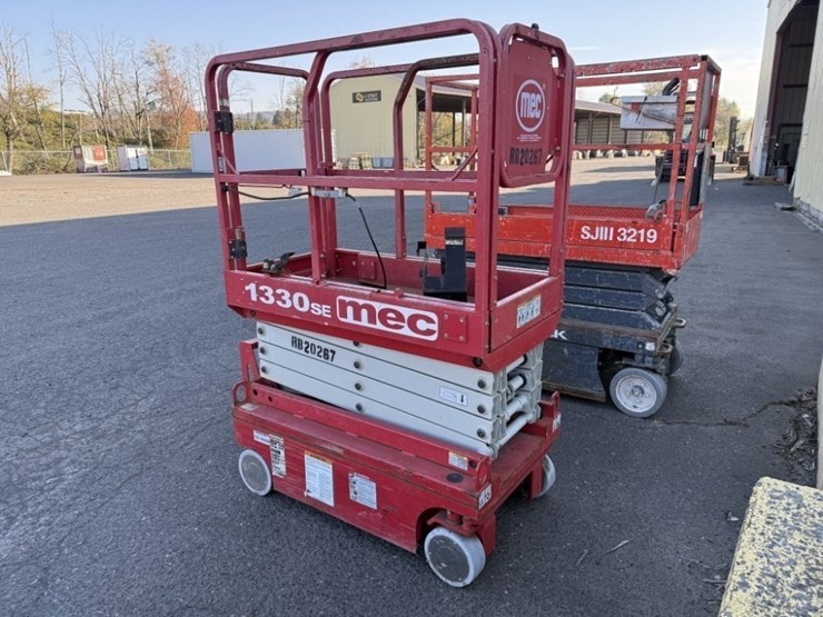 2020-mec-1330se-scissor-lift-image-4