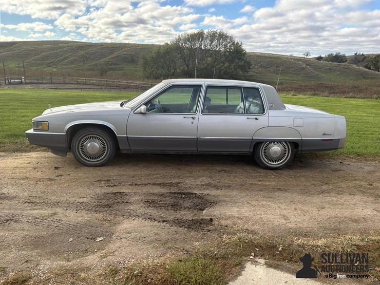 1990-cadillac-fleetwood-4-door-car-image-8