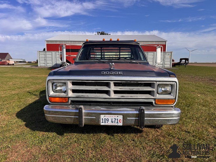 1989-dodge-d300-d350-pickup-truck-image-2