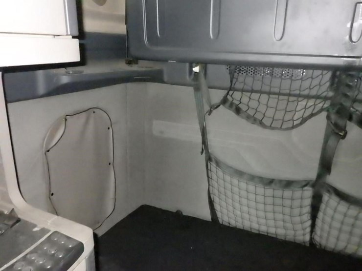 2018-freightliner-cascadia-3-axle-sleeper-truck-image-34