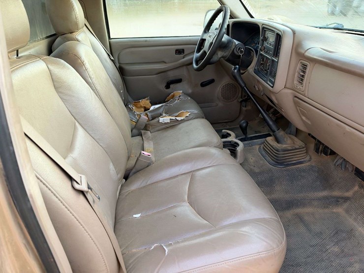 2004-gmc-sierra-1500-2-door-regular-cab-4x4-pickup-truck-image-16