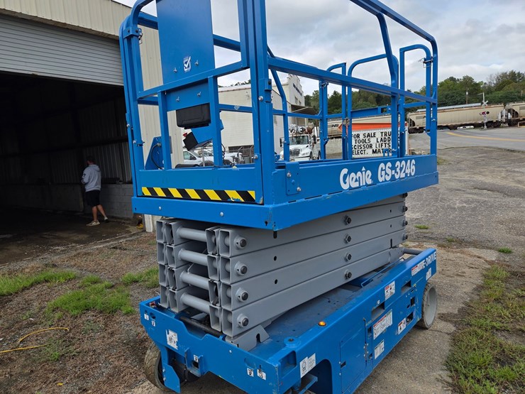 #11-•-genie-g5-3246-scissor-lift-/-52-hours-image-5