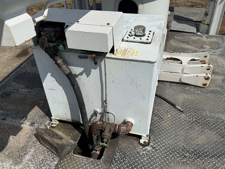 2005-altec-ah125-125’-telescoping-bucket-w/truck-body-image-23