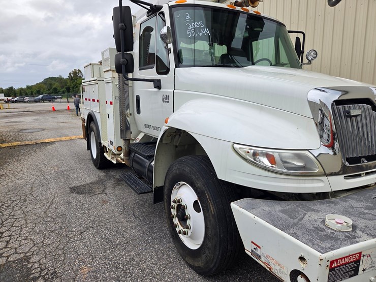 #2-•-2005-international-4400-truck---2005-international-pole-truck-/-vin:-1htmkaan35h167251-/-55,644-miles-image-3