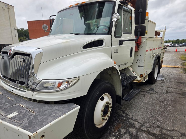 #2-•-2005-international-4400-truck---2005-international-pole-truck-/-vin:-1htmkaan35h167251-/-55,644-miles-image-5
