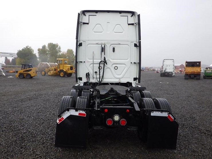 2018-freightliner-cascadia-3-axle-sleeper-truck-image-4