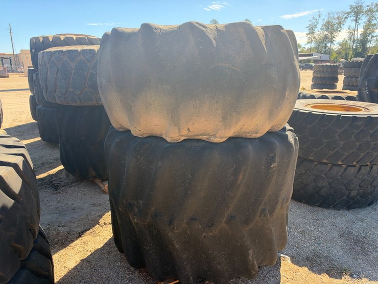 #41526-•-various-equipment-tires-image-1