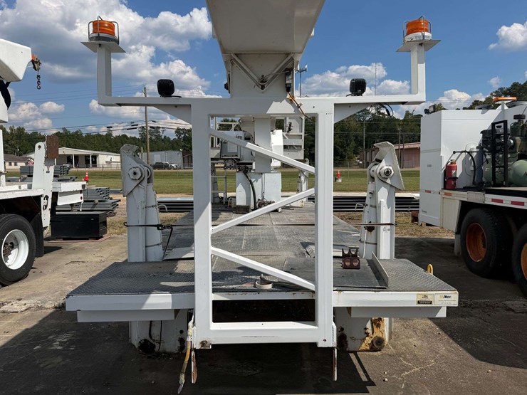 2005-altec-ah125-125’-telescoping-bucket-w/truck-body-image-6