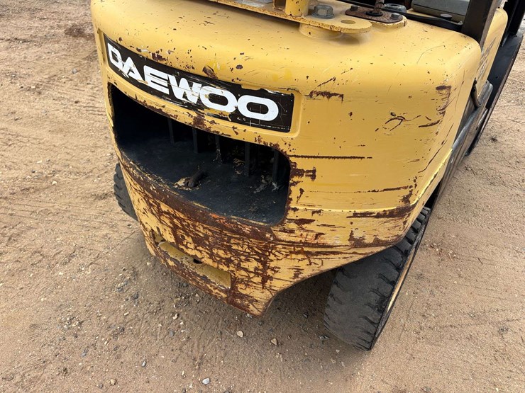 daewoo-3-stage-4,500lb.-capacity-mast-solid-tired-propane-forklift-image-16