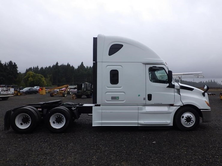 2019-freightliner-cascadia-3-axle-sleeper-truck-image-6