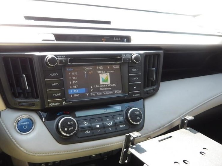 2017-toyota-rav4-xle-image-19