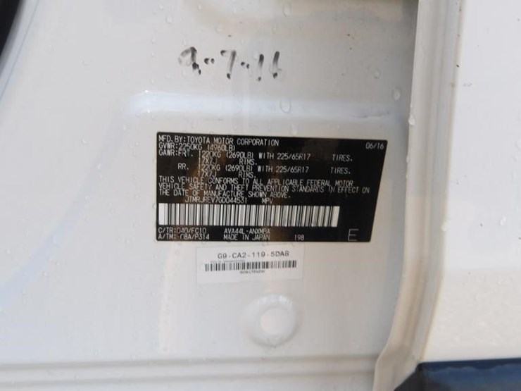 2016-toyota-rav4-xle-image-24