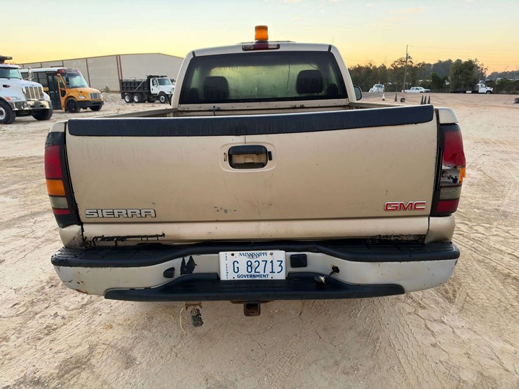 2004-gmc-sierra-1500-2-door-regular-cab-4x4-pickup-truck-image-6