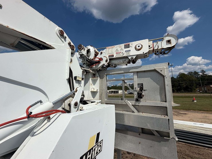 2005-altec-ah125-125’-telescoping-bucket-w/truck-body-image-34