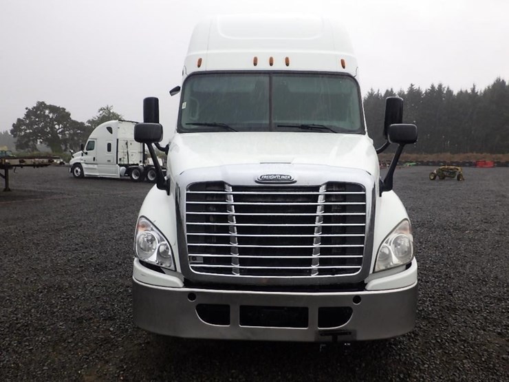 2018-freightliner-cascadia-3-axle-sleeper-truck-image-8