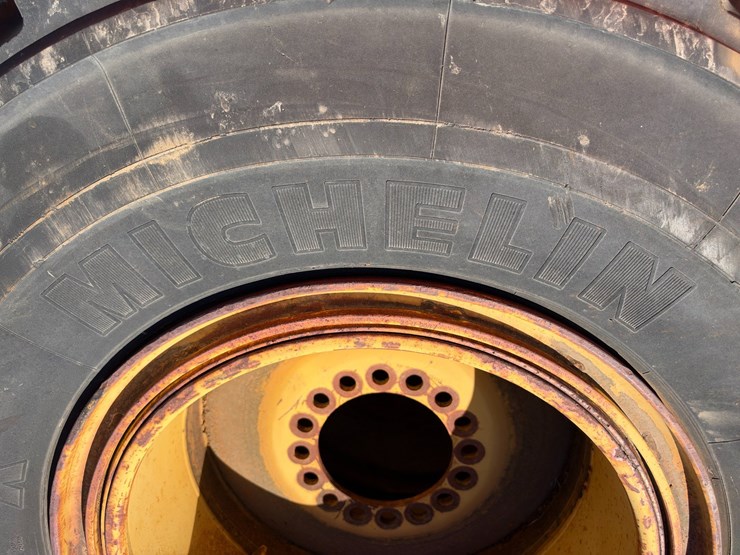 #41606-•-(2)-michelin-heavy-duty-equipment-tires-image-4