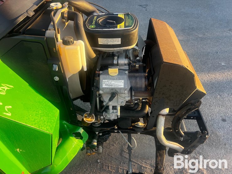 john-deere-x700-lawn-tractor-image-17