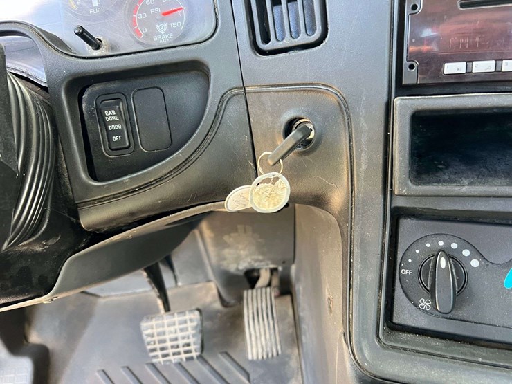 2016-international-prostar+-122-tandem-axle-day-cab-truck-tractor-–-cummins-isx15-diesel-(530,432-mi-image-14
