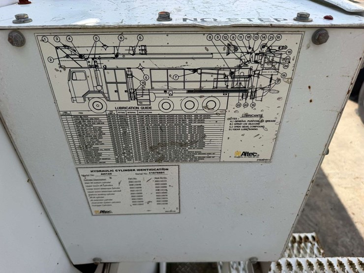 2005-altec-ah125-125’-telescoping-bucket-w/truck-body-image-30