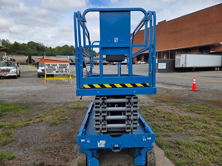 #11-•-genie-g5-3246-scissor-lift-/-52-hours-image-4
