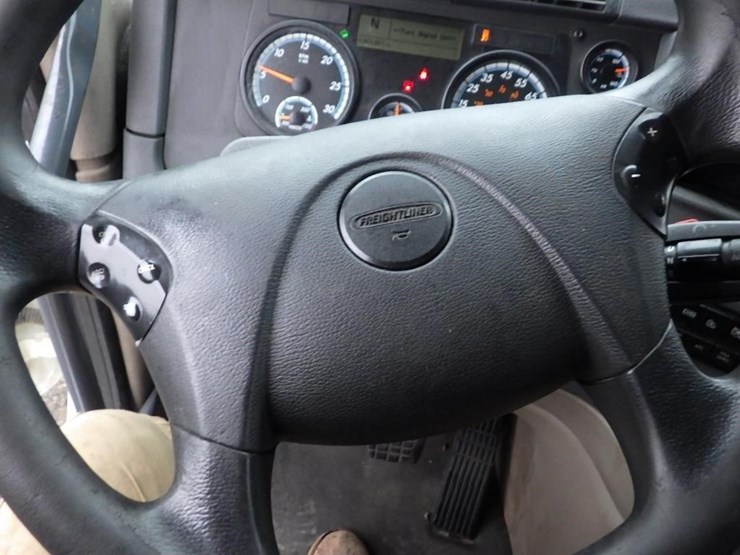 2018-freightliner-cascadia-3-axle-sleeper-truck-image-45