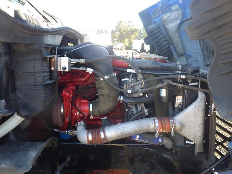 2017-freightliner-cascadia-3-axle-truck-tractor-image-25