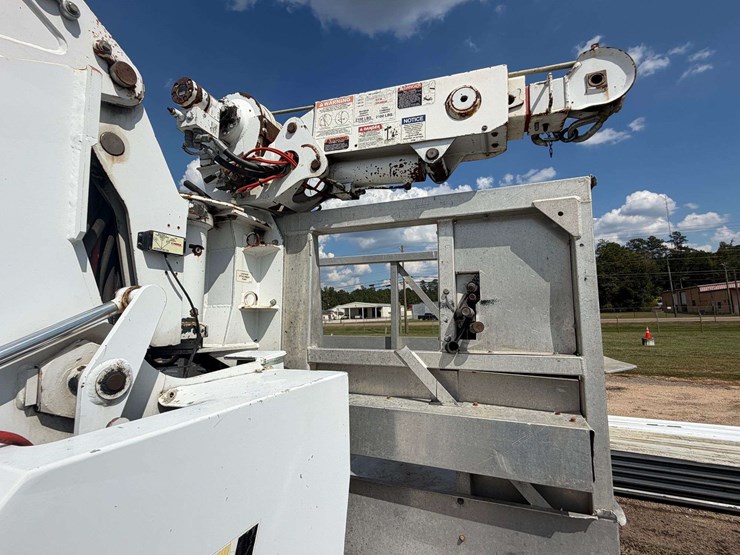 2005-altec-ah125-125’-telescoping-bucket-w/truck-body-image-24