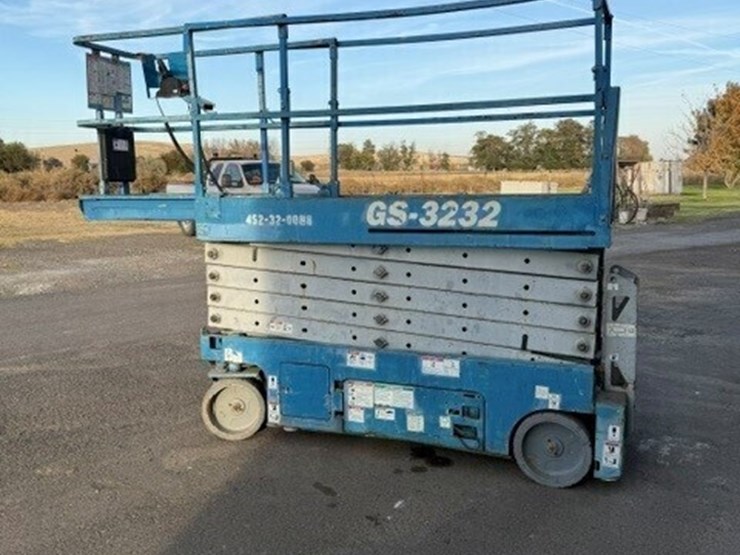 2011-genie-gs-3232-scissor-lift-image-1
