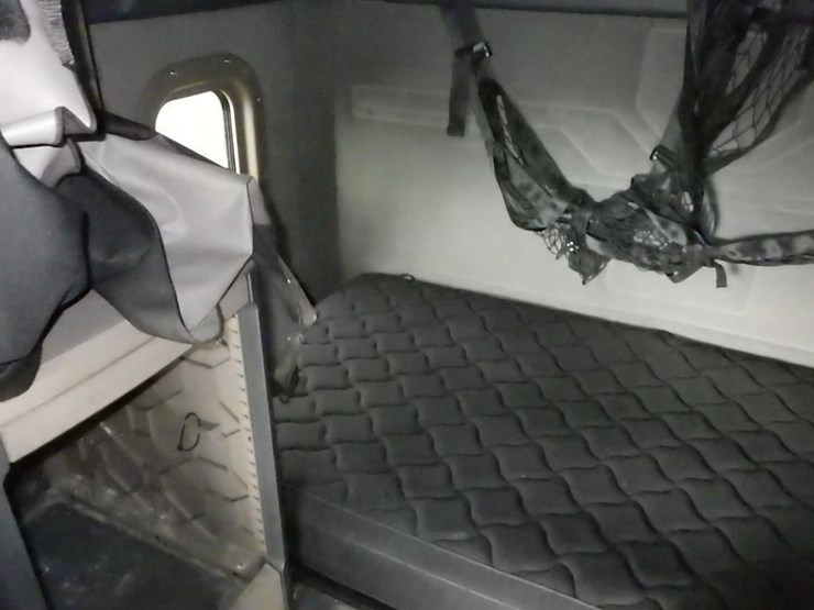 2018-freightliner-cascadia-3-axle-sleeper-truck-image-31