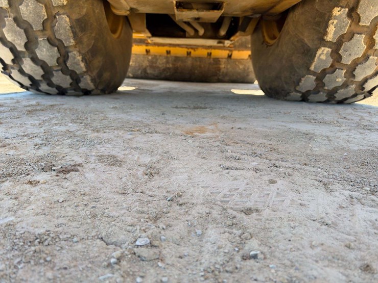 2016-caterpillar-cs54b-84”-vibratory-smooth-drum-compactor-(1,074-hours)-image-24