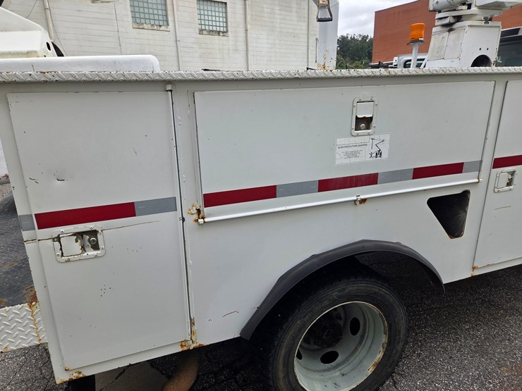 #4-•-2005-f-550-ford-small-bucket-truck-/-vin:-1fdaf56p16eb42272-/-75,475-miles-image-17