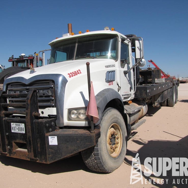 2009 MACK GU713 T/A Bed Truck