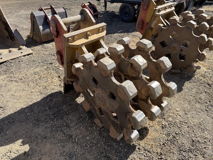 cat-24"-excavator-compaction-wheel-image-4