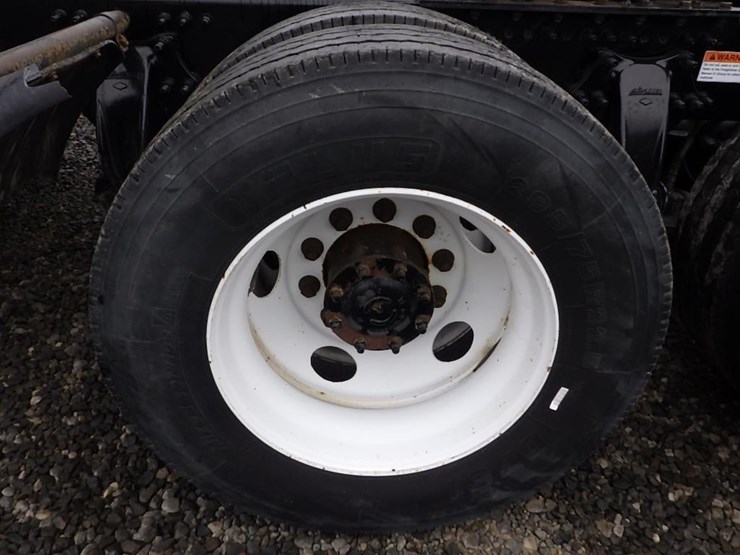 2019-freightliner-cascadia-3-axle-sleeper-truck-image-15