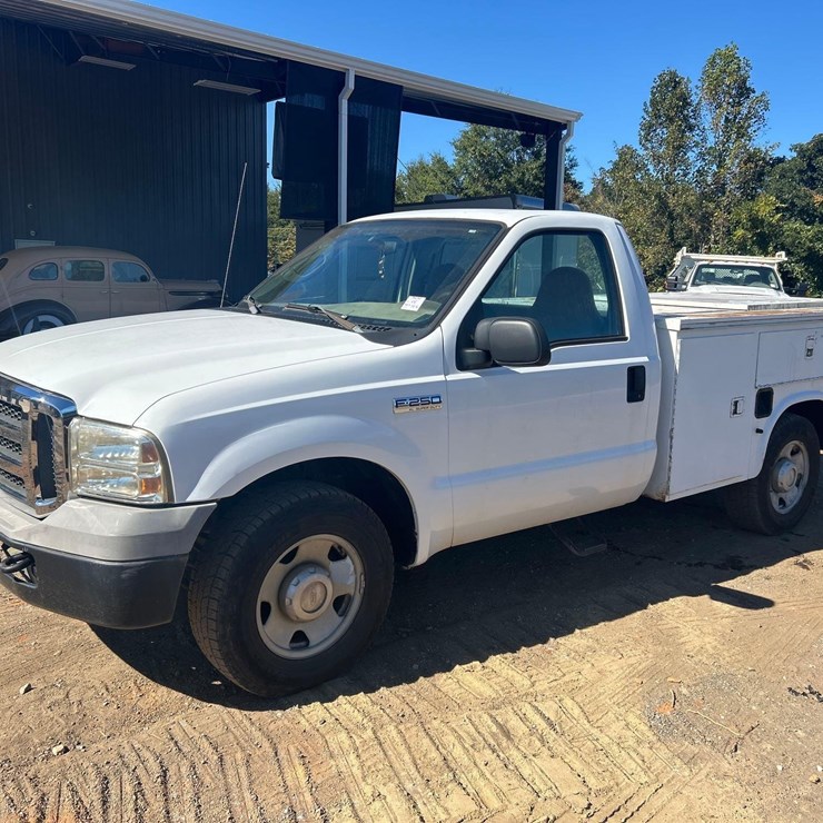 2005 FORD F250 XL SUPER DUTY S/A REGULAR CAB SEVICE TRUCK