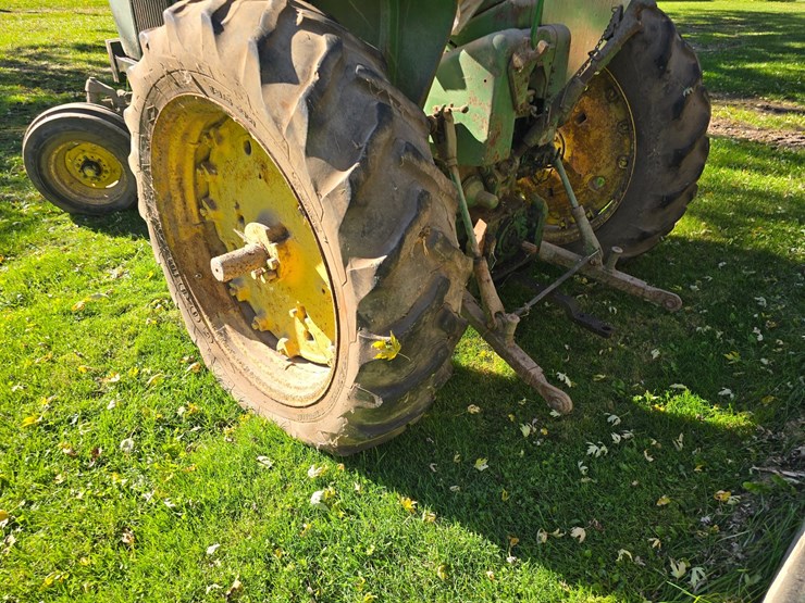 john-deere-3010-image-4