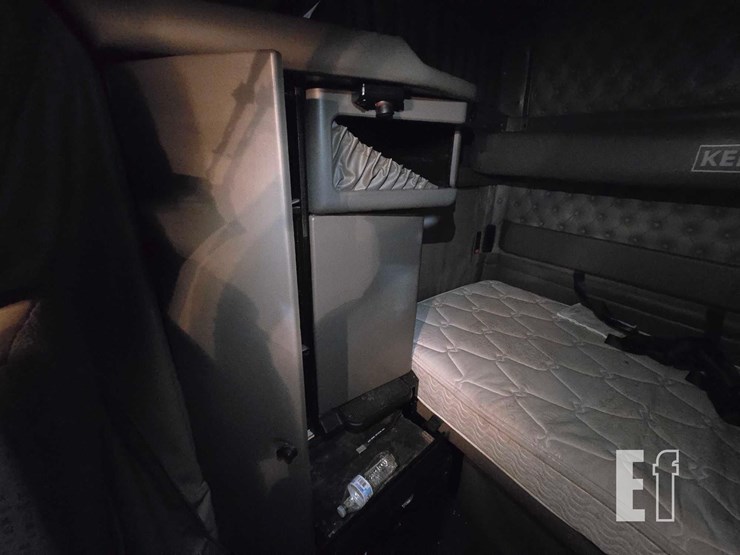 2016-kenworth-t800-image-18